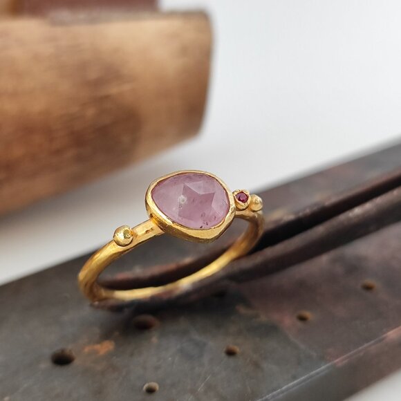 Sapphire ring. 14K Yellow gold ring with Pink Sapphire & small Ruby. Unique ring - Picture 4 of 14